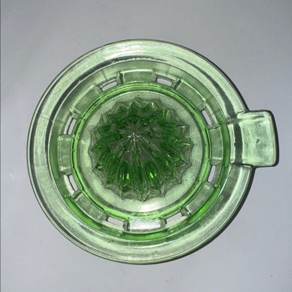 D & B Uranium Glass Juicer with 4 cup Measuring Cup Depression Glass Vintage - Picture 4 of 11